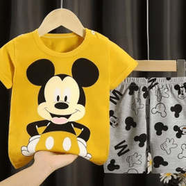 Conjunto Infantil de Camiseta e Shorts Mickey