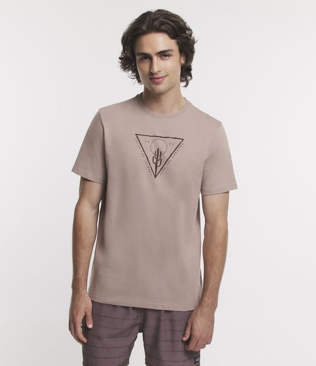 Camiseta Regular em Meia Malha com Estampa de Triângulo e Lettering