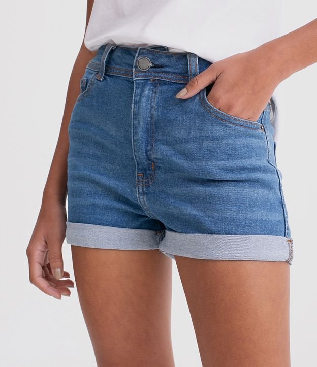 Short Hotpants Cintura Alta em Jeans com Barra Dobrada e Pontos de Luz